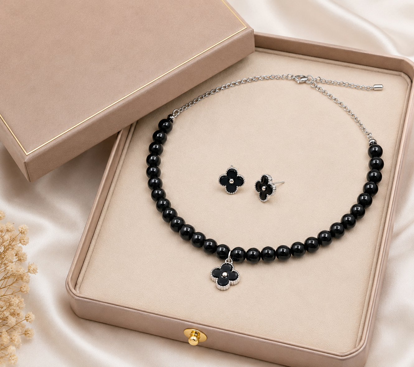 Black Clover Pearl Jewelry Set