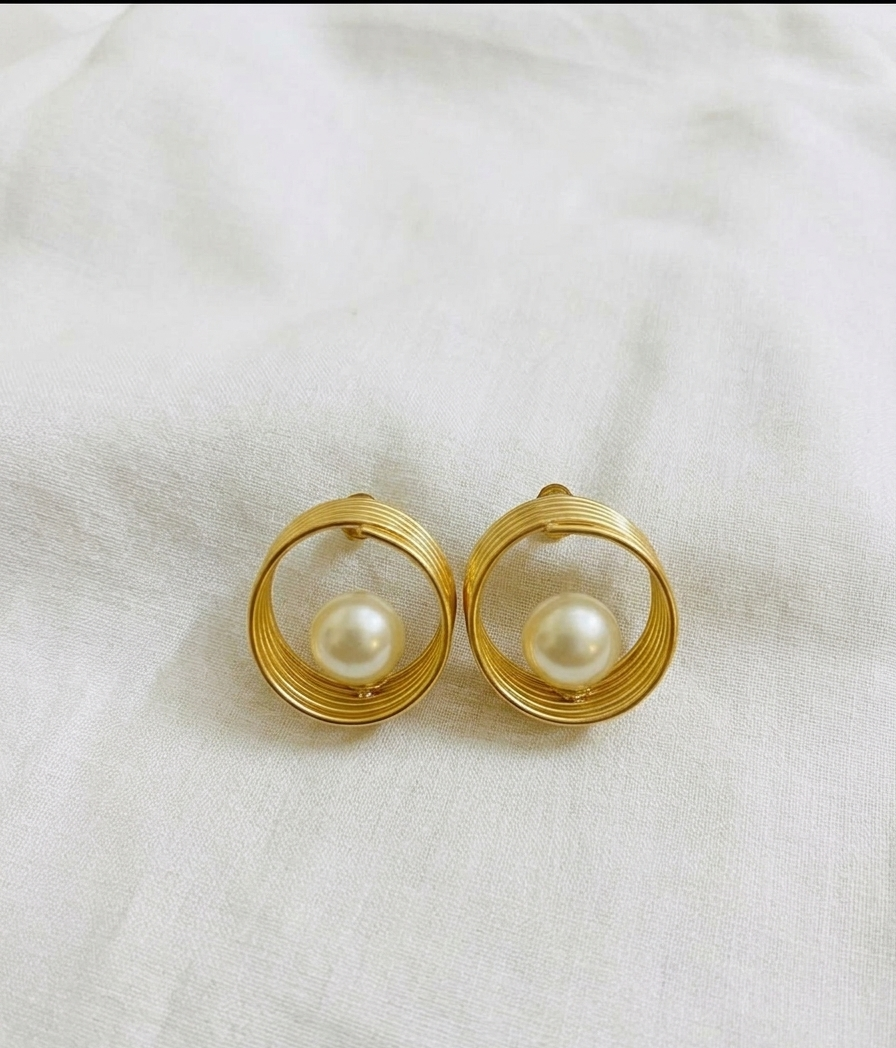 Round Wire Frame Dangling Pearl Earrings